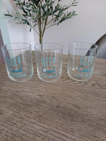 Set van 3 waterglazen blauwe tekst beschikbaar voor biedingen