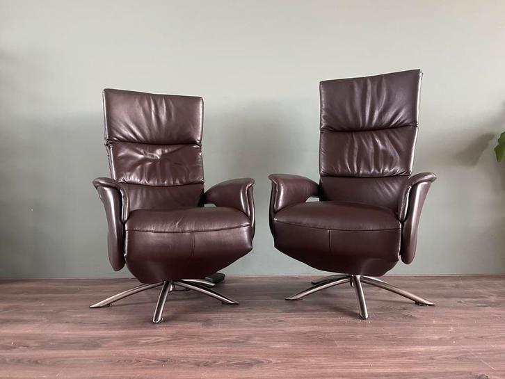 Twee bruine leren relax stoelen elektrisch en handmatig, Huis en Inrichting, Fauteuils, Ophalen