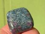 Robijn im Fuchsiet broekzaksteen mineralen UV actief, Verzamelen, Mineralen en Fossielen, Ophalen of Verzenden, Mineraal