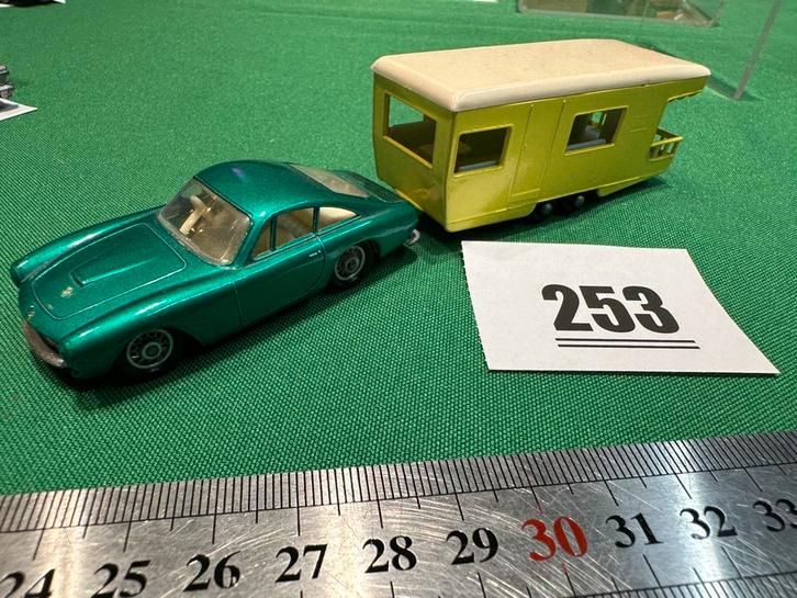 253 Lesney No 75 Ferrari Berlinetta + no 23 trailer caravan, Hobby en Vrije tijd, Modelauto's | 1:87, Gebruikt, Bus of Vrachtwagen