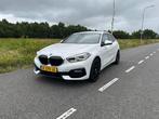 BMW 1-Serie 118i 136pk Aut 2021 Wit Carplay, Auto's, 65 €/maand, 136 pk, Leder en Stof, Wit