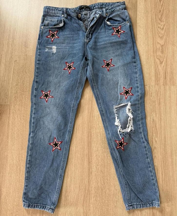 Blauwe ripped spijkerbroek van NIKKIE, maat 28, Kleding | Dames, Spijkerbroeken en Jeans, Zo goed als nieuw, W28 - W29 (confectie 36)