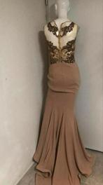 Beige jurk met gouden details - Maat 38, Maat 38/40 (M), Galajurk, Beige, Ophalen of Verzenden