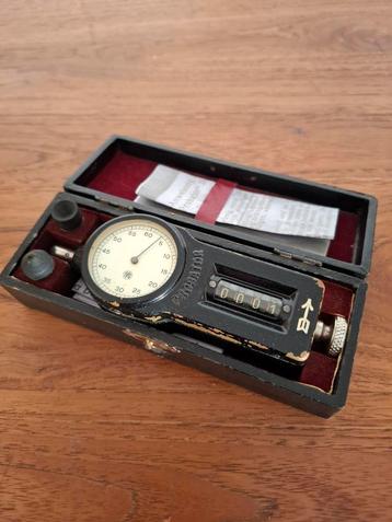 Antieke tachometer, toerenteller.  beschikbaar voor biedingen