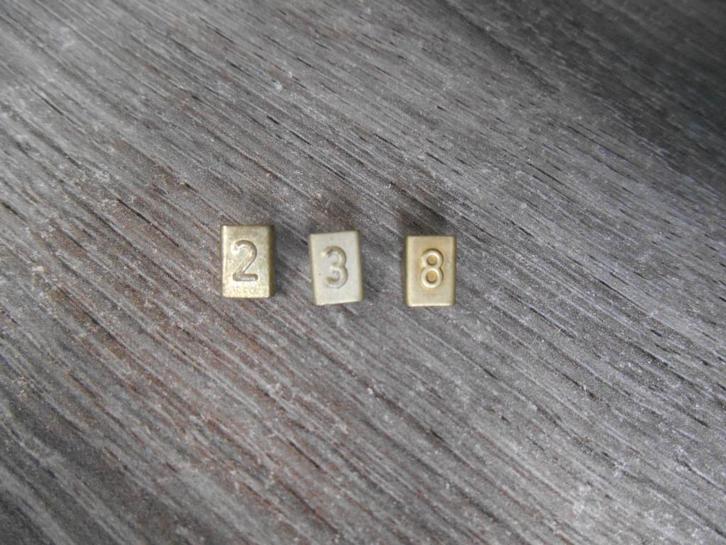 Cijfers MLV 1,50 euro per stuk, Verzamelen, Militaria | Algemeen, Landmacht, Lintje, Medaille of Wings, Nederland, Ophalen of Verzenden