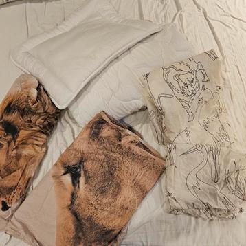 Peuterbed Kussen, Dekbed + 2 Overtrekken (150x120) beschikbaar voor biedingen