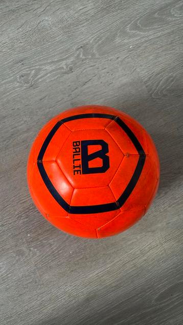 Ballie Voetbal van Touzani – Gebruikt, met lichte vlekken beschikbaar voor biedingen