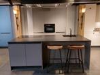 Showr. keuken + kookeiland, Fenix mat, Dekton blad. inc app, Nieuw, Met kookeiland, Grijs, Overige materialen