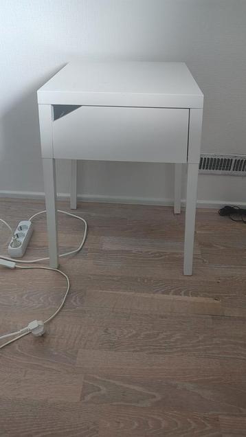 Witte Nachtkastje met Lade  beschikbaar voor biedingen