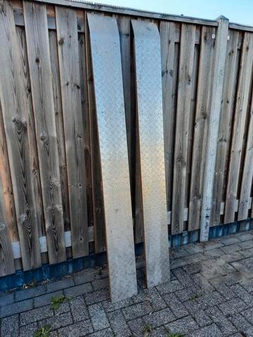 Oprijplaten voor brommers of fietsen  beschikbaar voor biedingen