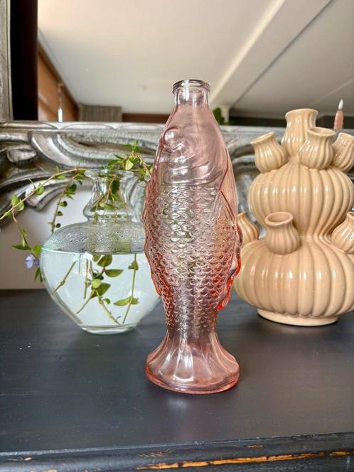 Zalmroze glazen fles in de vorm van een vis, Huis en Inrichting, Woonaccessoires | Vazen, Gebruikt, Minder dan 50 cm, Glas, Ophalen of Verzenden