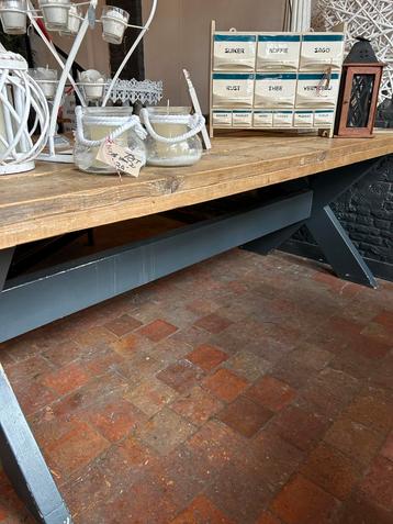 Stoere Eettafel met Houten Blad en kruispoot beschikbaar voor biedingen
