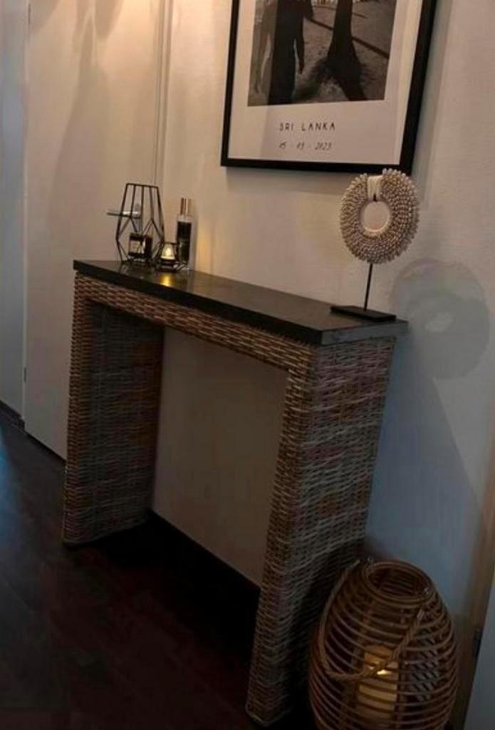 Rotan sidetable met natuursteen blad, Huis en Inrichting, Tafels | Sidetables, Gebruikt, Ophalen