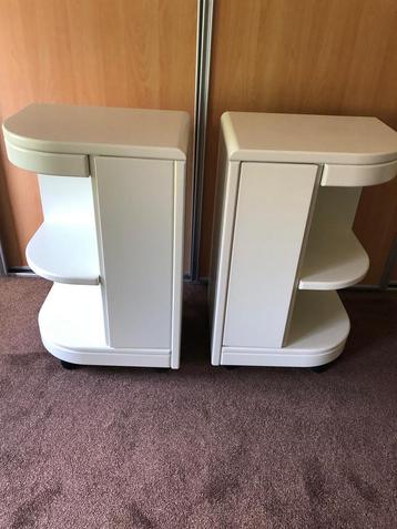 2x Witte Nachtkastjes met Deur en Schappen beschikbaar voor biedingen