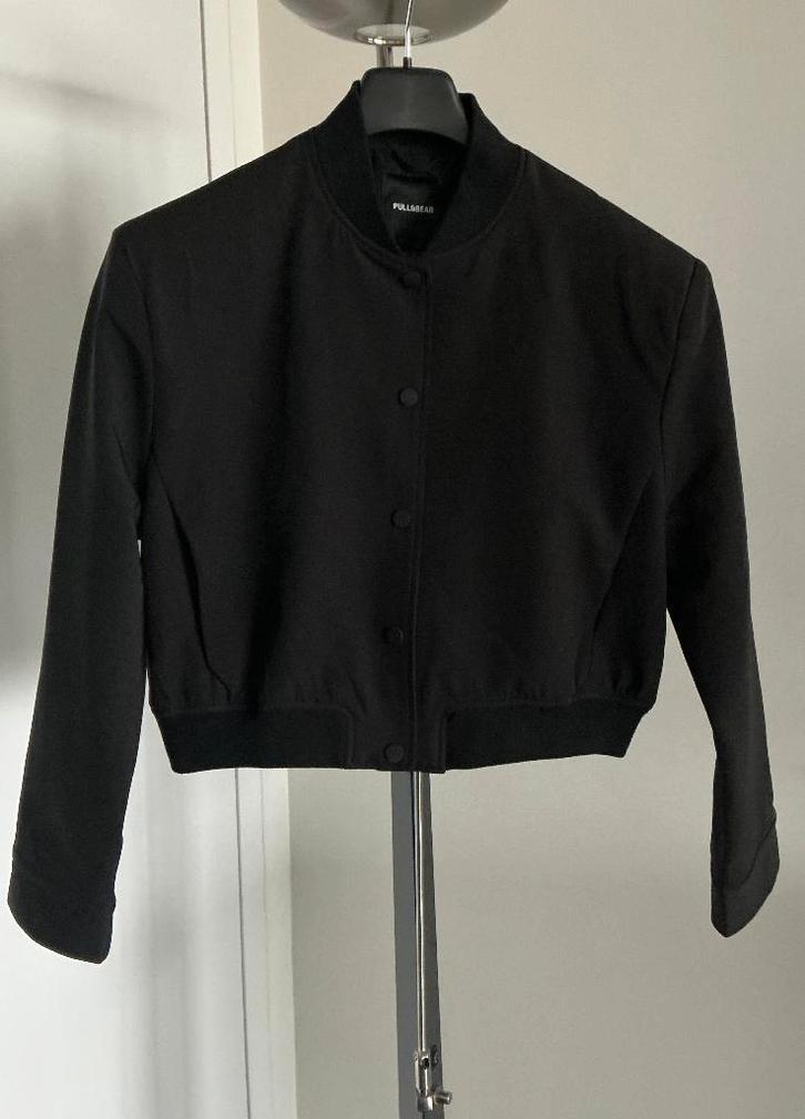 Zwart jasje, Pull&Bear, maat M, Kleding | Dames, Jasjes, Kostuums en Pakken, Zo goed als nieuw, Jasje, Maat 38/40 (M), Zwart, Ophalen of Verzenden