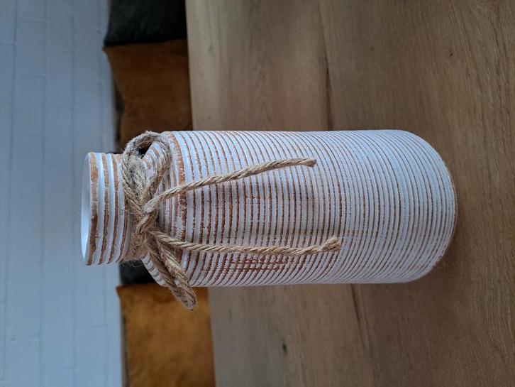 1 Wit / bruine vaas met jute touw., Huis en Inrichting, Woonaccessoires | Vazen, Zo goed als nieuw, Wit, Minder dan 50 cm, Aardewerk of Porselein