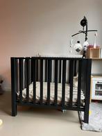 Zwarte box met Koeka boxkleed & boxzak en matras + hoeslaken, Kinderen en Baby's, Ophalen, Gebruikt, Rechthoekig, In hoogte verstelbaar