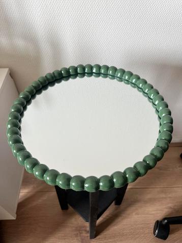 Ronde groene hangspiegel beschikbaar voor biedingen