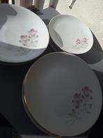 Antieke bordenset met bladgoud omringt, Antiek en Kunst, Antiek | Servies compleet, Ophalen