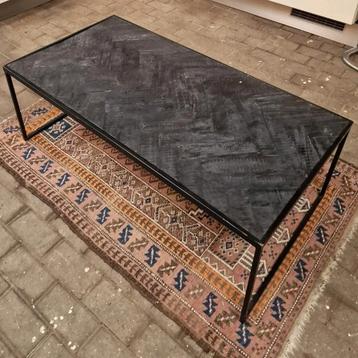 Industriële salontafel zwart met visgraat motief beschikbaar voor biedingen