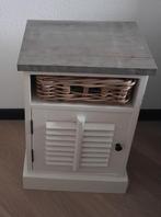 Landelijke nachtkastjes met mandje en shutterlook, Huis en Inrichting, Slaapkamer | Nachtkastjes, Ophalen, Minder dan 45 cm