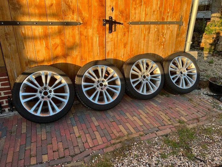 Originele Jaguar XF 245/40 R19 Pirelli winterbanden + velgen, Auto-onderdelen, Banden en Velgen, Banden en Velgen, Winterbanden