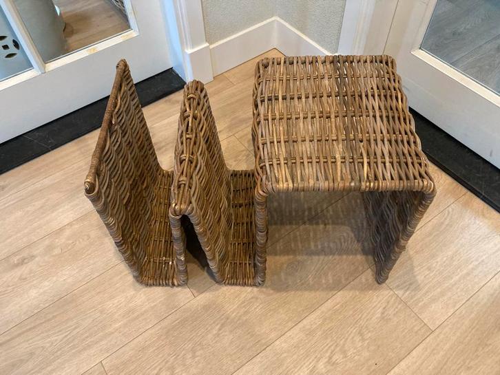 Rotan bijzettafel met lectuurbak, Huis en Inrichting, Woonaccessoires | Krantenbakken en Lectuurbakken, Gebruikt, Ophalen