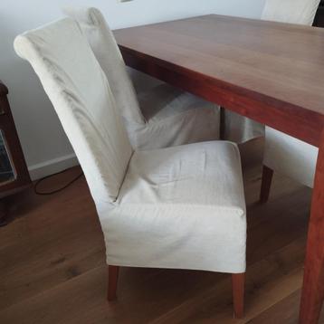 Vier eetkamerstoelen kersenhout en stof  beschikbaar voor biedingen