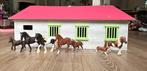 Paardenstal met 9 boxen - incl paarden, Kinderen en Baby's, Speelgoed | Poppenhuizen, Zo goed als nieuw, Ophalen