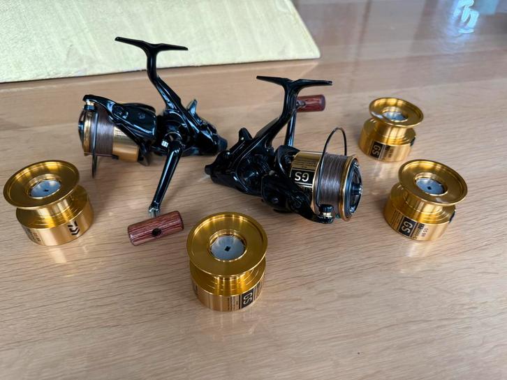 2 x Daiwa GS BR LT 5000-C molens + 4 reservespoelen ZGAN, Watersport en Boten, Hengelsport | Karpervissen, Zo goed als nieuw, Molen