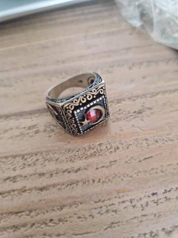 	 Turkse, 925 zilveren ring met robijntje. Maat 18. beschikbaar voor biedingen