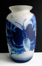 Prachtige gemerkte cameo vaas met vlinder decoratie, Ophalen of Verzenden