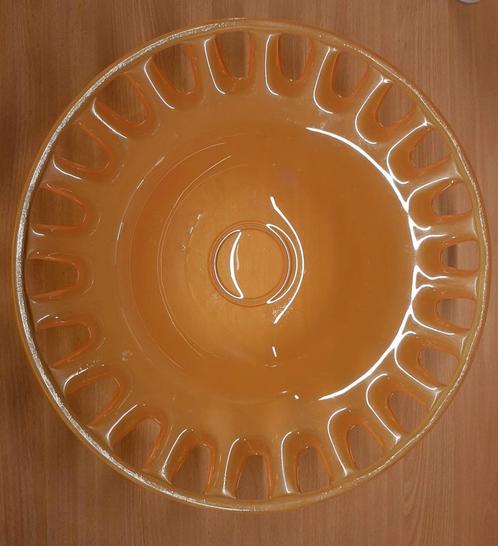Grote oker gele glazen fruit schaal - 43,5 cm doorsnede., Huis en Inrichting, Woonaccessoires | Schalen en Manden, Zo goed als nieuw