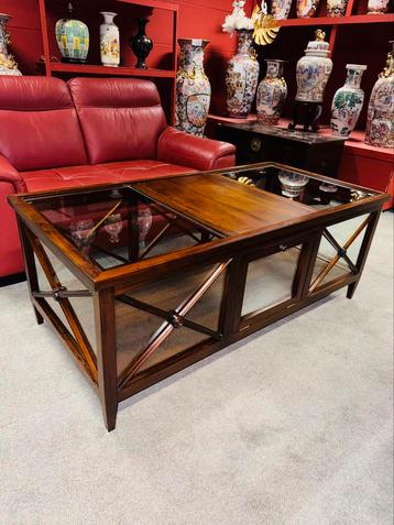 Prachtige klassieke vitrinetafel salontafel beschikbaar voor biedingen
