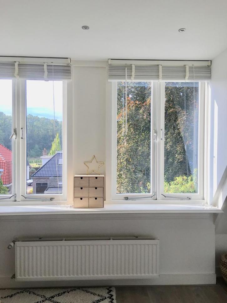 Nog 1 jaloezie : wit hout + toebehoren, 110 x max 172 x 5 cm, Huis en Inrichting, Stoffering | Gordijnen en Lamellen, Gebruikt