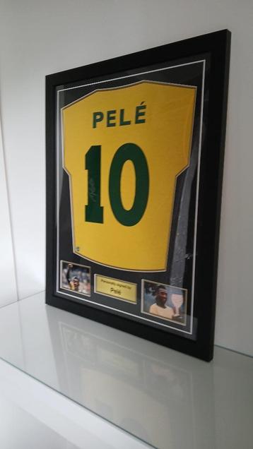Gesigneerd en ingelijst shirt Pele beschikbaar voor biedingen