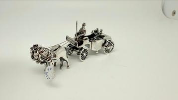 Zilveren miniatuur van twee paarden met koets. beschikbaar voor biedingen