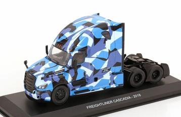 Atlas 1:43 Freightliner Cascadia Truck, blue/camouflage 2018 beschikbaar voor biedingen