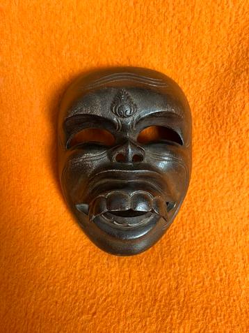 Vintage handgesneden houten masker beschikbaar voor biedingen