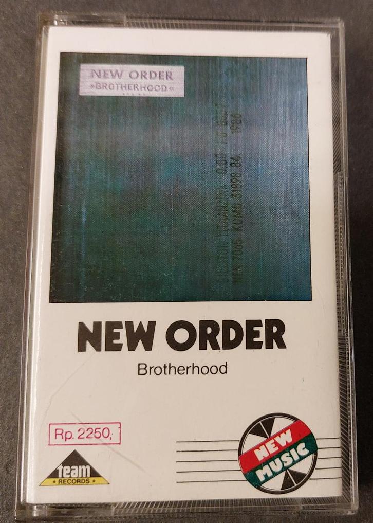 New Order CASSETTE Brotherhood Indonesie Zeldzaam !, Cd's en Dvd's, Cassettebandjes, Gebruikt, Voorbespeeld, Pop, 1 bandje, Ophalen of Verzenden