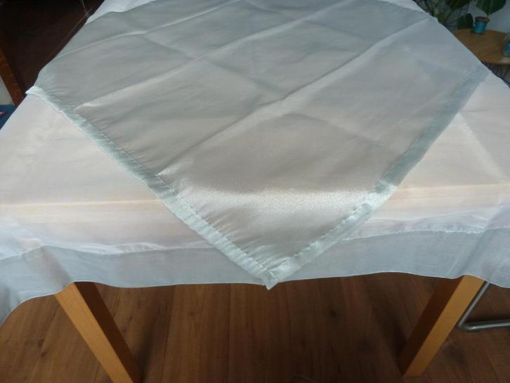 tafelkleed en loper van organza stof, kleuren wit - grijs, Huis en Inrichting, Tafelkleden, Zo goed als nieuw, Vierkant, Binnen