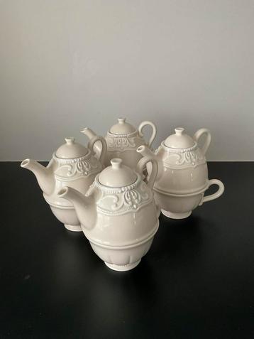 4 gezellige high teapotjes beschikbaar voor biedingen