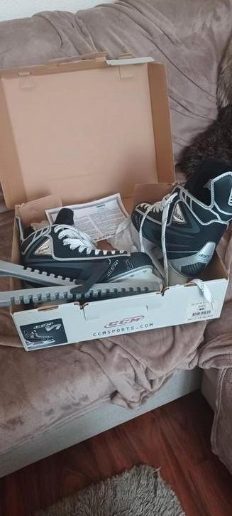 Te koop nieuwe ijshockey schaatsen  beschikbaar voor biedingen