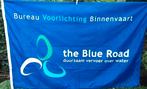 Nieuwe Vlag  The Blue Road   140 x 90, Verzamelen, Scheepvaart, Ophalen of Verzenden, Zo goed als nieuw