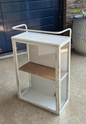 Deens vintage wit metalen z'huis/medicijnkastje beschikbaar voor biedingen