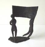 Bronzen beeld van twee figuren met spandoek 2997-b, Ophalen of Verzenden, Brons
