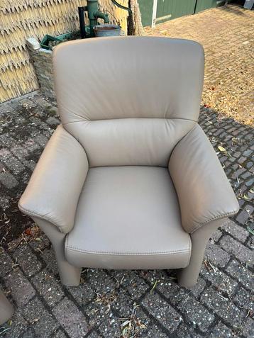 Prachtige comfortabele leren stoel beschikbaar voor biedingen