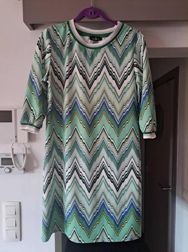 Jurk zigzagpatroon M, Kleding | Dames, Jurken, Zo goed als nieuw, Maat 38/40 (M), Groen, Boven de knie, Ophalen of Verzenden