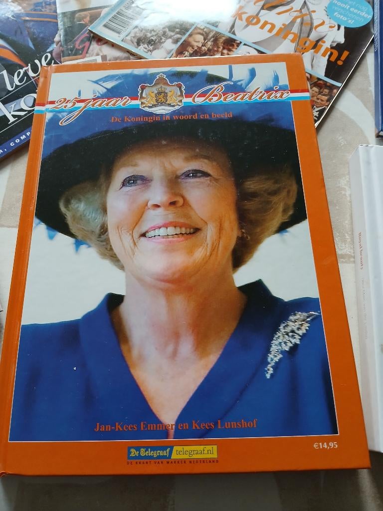 Boeken over koningin Beatrix,  de koning en Maxima., Ophalen of Verzenden, Zo goed als nieuw, Nederland, Tijdschrift of Boek