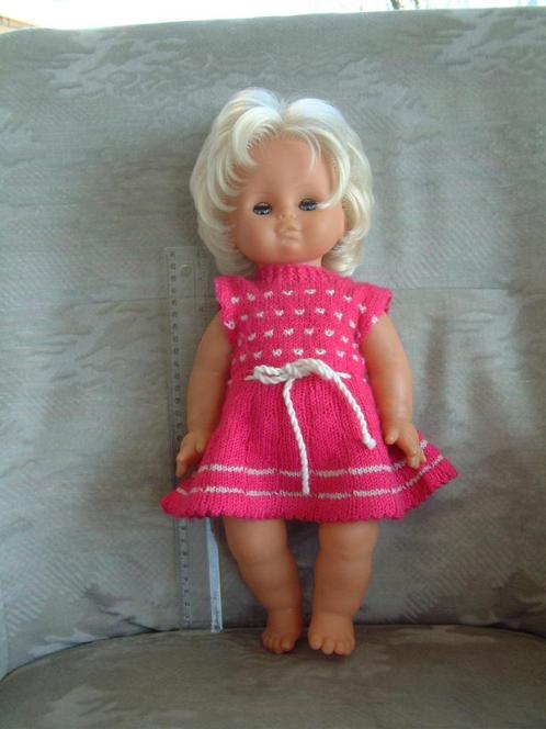grote pop nr 4 met gebreide roze jurk, Verzamelen, Poppen, Pop, Ophalen of Verzenden